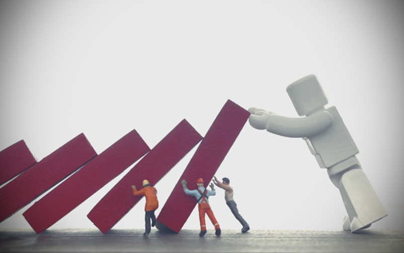 記事サムネイル画像:危機管理とは何か?リスク管理との違い、体制構築について解説