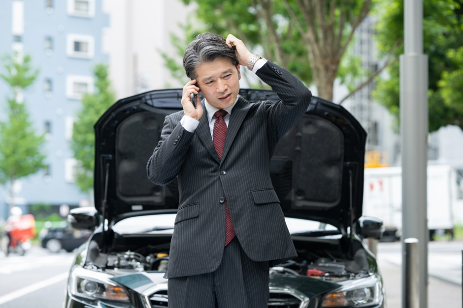 電話をしている男性